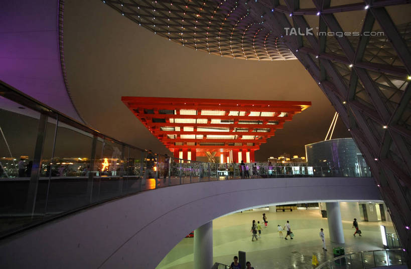 东方人,栏杆,站,走,横图,室外,夜晚,正面,旅游,度假,植物,楼梯,标志建筑,地标,建筑,夜景,上海,中国,亚洲,行人,游客,游人,阴影,服装,光线,扶手,影子,阶梯,走道,走廊,过道,灯光,许多人,注视,休闲装,黄种人,娱乐,建设,护栏,路人,旅客,台阶,树,树木,衣服,绿色,自然,观察,看,站着,一群人,享受,休闲,休闲服,上海世博馆,世博馆,上海世博会,世博,世博会,旅游胜地,放松,服饰,生长,成长,观看,申,察看,关注,中国馆,东亚,世博园,上海市,中华人民共和国,沪,华东地区,中国世博馆,过客,男人,男性,年轻男性,年轻女性,女人,女性,亚洲人,步行,散步,站立,走路,半身,彩图,shgzq1