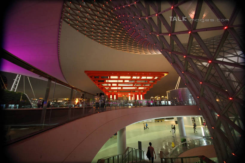 东方人,栏杆,站,走,横图,室外,夜晚,正面,旅游,度假,植物,楼梯,标志建筑,地标,建筑,夜景,上海,中国,亚洲,行人,游客,游人,阴影,服装,光线,扶手,影子,阶梯,走道,走廊,过道,灯光,许多人,注视,休闲装,黄种人,娱乐,建设,护栏,路人,旅客,台阶,树,树木,衣服,绿色,自然,观察,看,站着,一群人,享受,休闲,休闲服,上海世博馆,世博馆,上海世博会,世博,世博会,旅游胜地,放松,服饰,生长,成长,观看,申,察看,关注,中国馆,东亚,世博园,上海市,中华人民共和国,沪,华东地区,中国世博馆,过客,男人,男性,年轻男性,年轻女性,女人,女性,亚洲人,步行,散步,站立,走路,半身,彩图,shgzq1