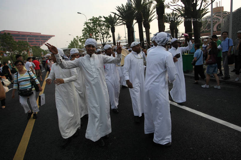 东方人,西方人,伙伴,朋友,站,走,举,笑,微笑,露齿笑,横图,室外,白天,正面,民族服装,旅游,度假,友谊,合作,团队,植物,标志建筑,道路,地标,建筑,路,公路,上海,欧洲,非洲,中国,黑人,欧洲人,亚洲,行人,游客,游人,阴影,光线,头巾,影子,分界线,停车线,交通,许多人,注视,黄种人,娱乐,建设,路人,旅客,树,树木,蓝色,绿色,白色,蓝天,天空,阳光,自然,天,观察,看,托,站着,一群人,享受,休闲,上海世博馆,世博馆,上海世博会,世博,世博会,旅游胜地,放松,战略,生长,晴朗,成长,观看,车行道,车行道分界线,申,察看,关注,标线,中国馆,东亚,车行线,世博园,上海市,万里无云,中华人民共和国,沪,华东地区,联合,合谋,中国世博馆,过客,配合,协作,男人,男性,年轻男性,年轻女性,女人,女性,非洲人,亚洲人,晴空,晴空万里,马路,步行,举起,举手,举着,向上举,向上伸,向上托,站立,走路,半身,彩图,传统服装,民俗服,shgzq1