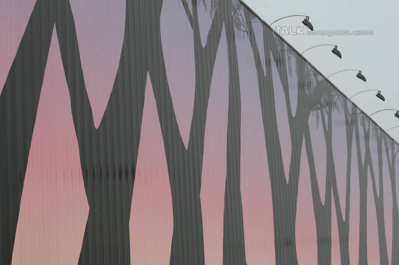 无人,横图,室外,白天,仰视,旅游,度假,树林,植物,标志建筑,地标,建筑,照明,上海,中国,亚洲,阴影,光线,影子,墙,灯光,枝条,娱乐,建设,吊灯,墙壁,墙面,灯,树,树木,树枝,蓝色,绿色,蓝天,天空,阳光,自然,灯具,天,享受,休闲,上海世博馆,世博馆,上海世博会,世博,世博会,旅游胜地,放松,生长,晴朗,成长,照亮,申,照明设备,东亚,非洲联合馆,世博园,上海市,万里无云,中华人民共和国,沪,华东地区,虬枝,枝杈,晴空,晴空万里,彩图,低角度拍摄,联合馆,shgzq1