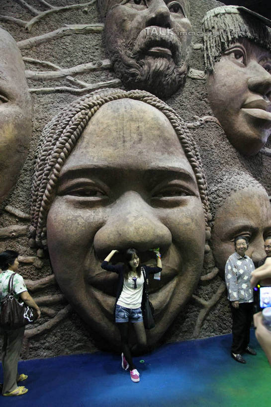 东方人,站,举,竖图,室内,白天,正面,旅游,度假,标志建筑,地标,建筑,雕塑,上海,中国,亚洲,五个人,行人,游客,游人,阴影,服装,艺术,装饰,反射,雕刻,雕像,影子,许多人,注视,休闲装,黄种人,娱乐,建设,石雕,路人,旅客,衣服,工艺品,观察,看,托,站着,一群人,享受,休闲,休闲服,上海世博馆,世博馆,上海世博会,世博,世博会,旅游胜地,放松,服饰,观看,纪念,美术,申,察看,关注,主题,陈列,东亚,非洲联合馆,世博园,上海市,中华人民共和国,沪,华东地区,功能,美学,过客,男人,男性,年轻男性,年轻女性,女人,女性,亚洲人,举起,举手,举着,向上举,向上伸,向上托,站立,半身,彩图,联合馆,shgzq1