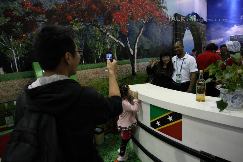 西方人,儿童,中年人,背部,家庭,父亲,女儿,站,举,笑,打电话,微笑,横图,室内,白天,正面,工作服,制服,旅游,度假,纯洁,草地,草坪,树林,植物,标志建筑,地标,建筑,电话,手机,上海,欧洲,非洲,中国,黑人,欧洲人,亚洲,阴影,反射,影子,墙,许多人,注视,娱乐,通讯设备,标识,吊牌,建设,墙壁,墙面,玻璃制品,草,树,树木,小孩,拍照,绿色,自然,玻璃瓶,瓶子,胸牌,观察,看,托,站着,一群人,享受,休闲,温暖,温馨,父女,一家人,上海世博馆,世博馆,上海世博会,世博,世博会,旅游胜地,放松,父爱,可爱,童年,童趣,摄影,生长,成长,观看,申,和睦,察看,徽章,关注,身份,童真,东亚,烂漫,无邪,胸章,胸卡,非洲联合馆,世博园,上海市,中华人民共和国,沪,华东地区,编号牌,雕刻牌,工号牌,胸号牌,胸徽,员工牌,工作制服,交流,天真,男人,男性,女孩,中年男性,非洲人,孩子,沟通,举起,举手,举着,通话,向上举,向上伸,向上托,站立,半身,彩图,工作套服,照相,联合馆,融洽,女生,shgzq1