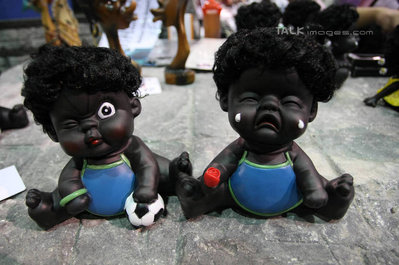 西方人,儿童,无人,两个人,哭,横图,室内,白天,正面,旅游,度假,纯洁,足球,楼梯,标志建筑,地标,建筑,雕塑,上海,欧洲,非洲,中国,黑人,欧洲人,亚洲,服装,艺术,装饰,雕刻,雕像,娃娃,阶梯,足球装备,注视,娱乐,运动器械,建设,台阶,小孩,衣服,工艺品,观察,看,享受,休闲,上海世博馆,世博馆,上海世博会,世博,世博会,健身器械,旅游胜地,放松,可爱,童年,童趣,眨眼睛,眼泪,服饰,观看,纪念,美术,申,察看,眨眼,衣着,泪水,穿着,关注,主题,健身器材,陈列,童真,东亚,烂漫,无邪,非洲联合馆,世博园,上海市,中华人民共和国,沪,华东地区,功能,美学,蹴鞠,衣饰,天真,足球运动,男孩,男人,男性,非洲人,彩图,全身,哭泣,哭啼,联合馆,运动器材,男生,shgzq1