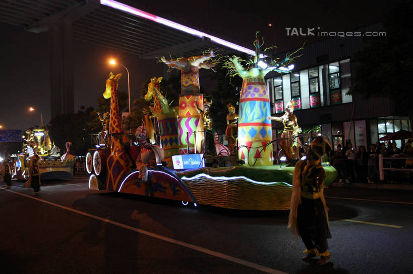 东方人,站,走,横图,室外,夜晚,正面,旅游,度假,标志建筑,地标,建筑,夜景,哺乳动物,长颈鹿,野生动物,雕塑,上海,中国,亚洲,行人,游客,游人,阴影,服装,庆祝,艺术,装饰,光线,雕刻,雕像,影子,灯光,许多人,注视,休闲装,黄种人,娱乐,建设,路人,旅客,车,衣服,动物,工艺品,交通工具,观察,看,站着,一群人,享受,休闲,休闲服,上海世博馆,世博馆,上海世博会,世博,世博会,花车,旅游胜地,放松,服饰,活泼,观看,纪念,庆贺,美术,申,察看,关注,载具,祝贺,主题,游行,陈列,东亚,世博园,上海市,中华人民共和国,沪,华东地区,功能,美学,游街,过客,男人,男性,年轻男性,年轻女性,女人,女性,亚洲人,步行,散步,站立,走路,半身,彩图,shgzq1