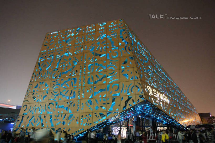 东方人,站,走,横图,室外,夜晚,仰视,旅游,度假,标志建筑,地标,建筑,夜景,上海,中国,亚洲,行人,游客,游人,阴影,服装,光线,影子,灯光,许多人,注视,休闲装,黄种人,娱乐,建设,路人,旅客,衣服,观察,看,站着,一群人,享受,休闲,休闲服,上海世博馆,世博馆,波兰馆,上海世博会,世博,世博会,旅游胜地,放松,服饰,观看,申,察看,关注,东亚,世博园,上海市,中华人民共和国,沪,华东地区,过客,男人,男性,年轻男性,年轻女性,女人,女性,亚洲人,步行,散步,站立,走路,半身,彩图,低角度拍摄,波兰国家馆,shgzq1