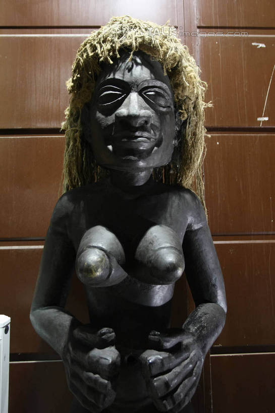 东方人,一个人,无人,笑,微笑,竖图,室内,白天,正面,旅游,度假,标志建筑,地标,建筑,雕塑,上海,中国,亚洲,仅一个年轻女性,仅一个女性,仅一个人,阴影,艺术,装饰,反射,木制,雕刻,雕像,影子,墙,注视,娱乐,建设,手叉腰,墙壁,墙面,木制品,工艺品,叉腰,观察,看,享受,休闲,上海世博馆,世博馆,上海世博会,世博,世博会,旅游胜地,放松,观看,纪念,美术,申,察看,双手叉腰,关注,主题,陈列,东亚,世博园,上海市,中华人民共和国,沪,华东地区,功能,美学,年轻女性,女人,女性,亚洲人,半身,彩图,联合馆,太平洋联合国馆,shgzq1