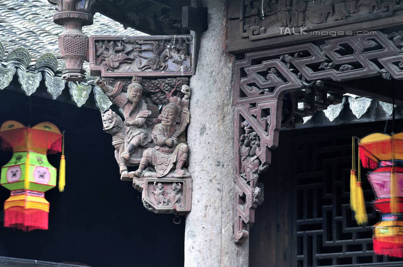 无人,横图,室外,白天,正面,旅游,度假,名胜古迹,标志建筑,地标,建筑,照明,雕塑,仙居,中国,亚洲,吊挂,悬挂,阴影,遗迹,艺术,装饰,光线,灯笼,雕刻,雕像,影子,纸灯笼,屋顶,挂,顶棚,古迹,文物,娱乐,建设,古建筑,浙江,浙江省,两个,阳光,工艺品,灯具,享受,休闲,旅游胜地,放松,纪念,照亮,美术,照明设备,主题,陈列,古文明,东亚,中华人民共和国,华东地区,浙,功能,美学,台州,台州市,彩图,仙居县,皤滩镇,皤滩乡,皤滩古镇,shlbh1