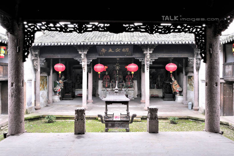 无人,舞台,栏杆,横图,室外,白天,正面,旅游,度假,草地,草坪,名胜古迹,植物,标志建筑,地标,建筑,照明,雕塑,仙居,中国,亚洲,吊挂,悬挂,阴影,遗迹,艺术,装饰,光线,标志,灯笼,雕刻,牌匾,瓦片,文字,影子,纸灯笼,字符,屋顶,围栏,挂,顶棚,瓦,古迹,文化,文物,娱乐,标识,建设,古建筑,浙江,护栏,草,浙江省,绿色,阳光,工艺品,灯具,享受,休闲,汉字,旅游胜地,放松,建造,戏台,纪念,照亮,美术,照明设备,中文,主题,陈列,古文明,东亚,屋瓦,中华人民共和国,华东地区,浙,功能,美学,国文,华文,台州,台州市,表演台,彩图,仙居县,皤滩镇,皤滩乡,皤滩古镇,shlbh1