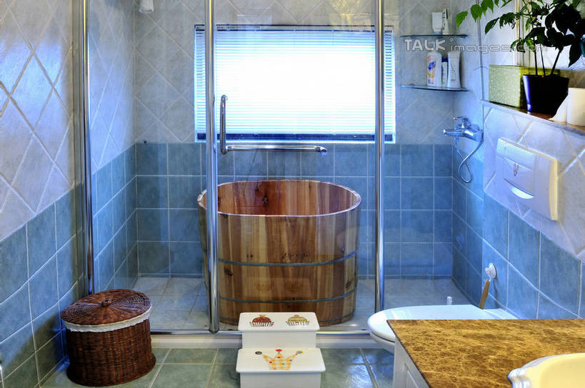 无人,家,横图,室内,白天,正面,植物,别墅,窗户,窗帘,家具,生活用品,卫生间,洗手间,浴室,装修,建筑,上海,中国,欧式,亚洲,阴影,装饰,反射,木桶,盆栽,水槽,桶,影子,房屋,马桶,屋子,公寓,盆景,豪华,建设,现代,水斗,装潢,洋房,楼房,玻璃窗,住宅,绿色,自然,帘子,容器,室内装潢,遮阳,座便器,生长,成长,储藏,华丽,修饰,样板房,明亮,点缀,申,舒适,家居装潢,储存,房屋设计,卫浴,地中海风格,古典风格,简约风格,室内设计,宽敞,浴桶,东亚,松江区,万科白马花园,上海市,中华人民共和国,沪,华东地区,样板房装潢,衬托,美观,雅致,雅观,子孙桶,设计,厕所,淋浴房,彩图,冲凉房,房子,沐浴间,沐浴室,新桥镇,贮存,shlbh1