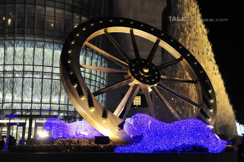 无人,商店,横图,室外,夜晚,仰视,购物,旅游,度假,消费,标志建筑,超市,地标,建筑,商场,夜景,上海,中国,亚洲,阴影,光线,轮子,影子,灯光,娱乐,建设,南京西路,享受,休闲,旅游胜地,放松,金融,百货,恒隆广场,申,选购,贸易,百货公司,东亚,静安区,上海市,中华人民共和国,沪,华东地区,血拼,彩图,低角度拍摄,购物商场,购物中心,商业中心,shlbh1