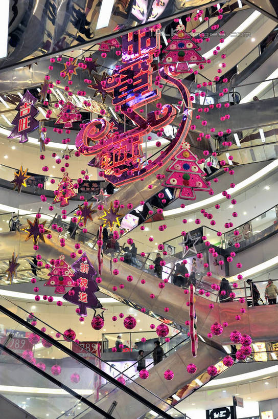 东方人,商店,站,走,竖图,室内,白天,仰视,购物,旅游,度假,消费,标志建筑,超市,地标,电梯,建筑,商场,上海,中国,亚洲,行人,游客,游人,阴影,服装,装饰,光线,影子,电动扶梯,灯光,自动扶梯,运输工具,许多人,注视,休闲装,黄种人,娱乐,建设,路人,旅客,衣服,扶,观察,看,站着,一群人,享受,休闲,休闲服,旅游胜地,放松,金融,百货,服饰,观看,华丽,修饰,点缀,申,察看,扶着,关注,选购,贸易,百货公司,东亚,长宁区,龙之梦购物中心,上海市,中华人民共和国,沪,华东地区,衬托,美观,雅致,雅观,血拼,过客,男人,男性,年轻男性,年轻女性,女人,女性,亚洲人,步行,站立,走路,彩图,低角度拍摄,全身,购物商场,购物中心,商业中心,龙之梦,扶手电梯,升降设备,运输带,自动行人电梯,电扶梯,shlbh1