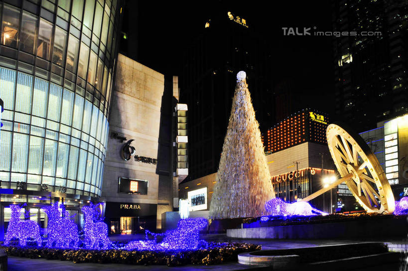 无人,商店,横图,室外,夜晚,仰视,购物,旅游,度假,消费,标志建筑,超市,地标,建筑,商场,夜景,上海,中国,亚洲,阴影,光线,轮子,影子,灯光,娱乐,建设,南京西路,享受,休闲,旅游胜地,放松,金融,百货,恒隆广场,申,选购,贸易,百货公司,东亚,静安区,上海市,中华人民共和国,沪,华东地区,血拼,彩图,低角度拍摄,购物商场,购物中心,商业中心,shlbh1