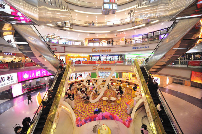 东方人,商店,站,走,横图,室内,白天,正面,购物,旅游,度假,消费,标志建筑,超市,地标,电梯,建筑,商场,上海,中国,亚洲,行人,游客,游人,阴影,服装,光线,影子,电动扶梯,灯光,自动扶梯,运输工具,许多人,注视,休闲装,黄种人,娱乐,建设,路人,旅客,衣服,扶,观察,看,站着,一群人,享受,休闲,休闲服,旅游胜地,放松,金融,百货,服饰,观看,申,察看,扶着,关注,选购,贸易,百货公司,东亚,长宁区,龙之梦购物中心,上海市,中华人民共和国,沪,华东地区,血拼,过客,男人,男性,年轻男性,年轻女性,女人,女性,亚洲人,步行,站立,走路,彩图,全身,购物商场,购物中心,商业中心,龙之梦,扶手电梯,升降设备,运输带,自动行人电梯,电扶梯,shlbh1