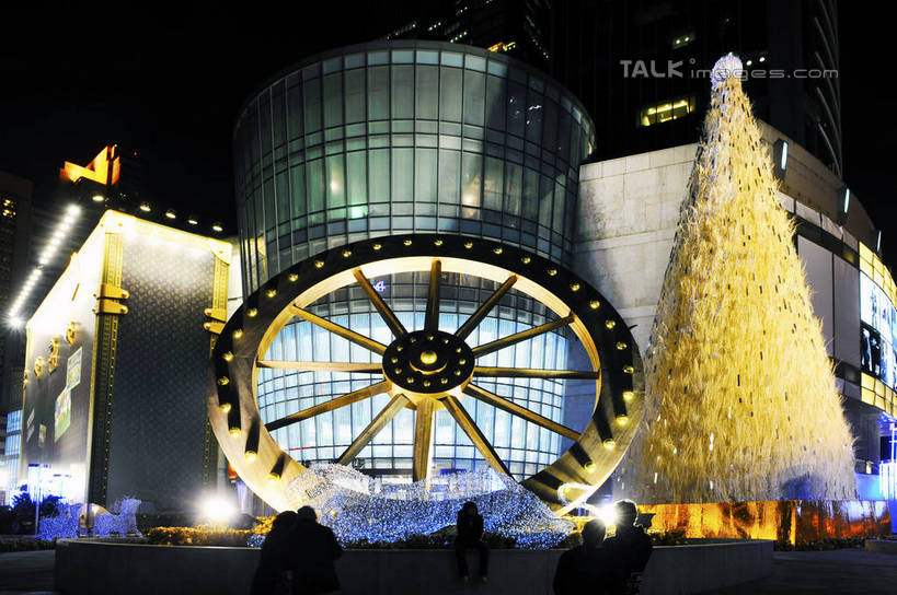 无人,商店,横图,室外,夜晚,仰视,购物,旅游,度假,消费,标志建筑,超市,地标,建筑,商场,夜景,上海,中国,亚洲,阴影,光线,轮子,影子,灯光,娱乐,建设,南京西路,享受,休闲,旅游胜地,放松,金融,百货,恒隆广场,申,选购,贸易,百货公司,东亚,静安区,上海市,中华人民共和国,沪,华东地区,血拼,彩图,低角度拍摄,购物商场,购物中心,商业中心,shlbh1