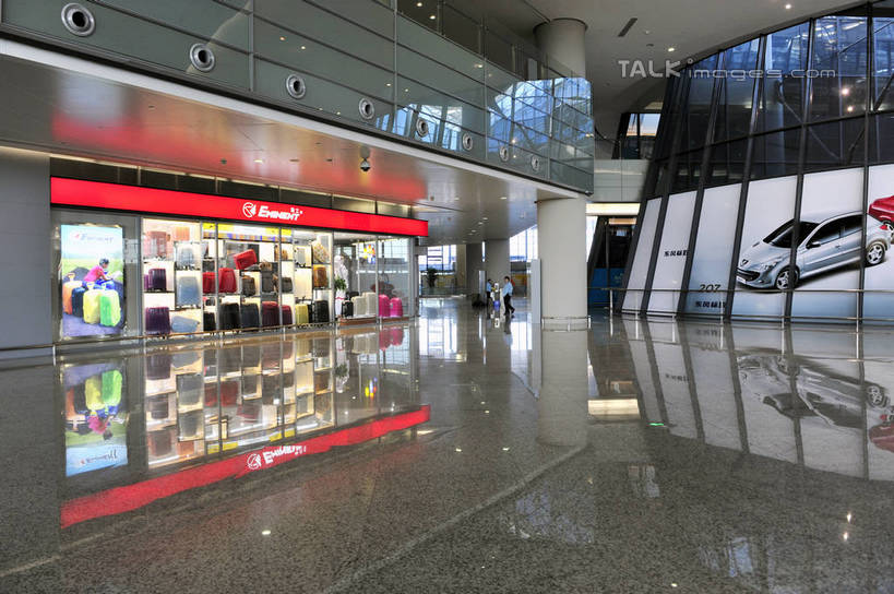 无人,商店,横图,室内,白天,正面,购物,旅游,度假,消费,标志建筑,超市,地标,建筑,汽车,上海,中国,亚洲,阴影,光线,瓷砖,地砖,影子,走道,走廊,过道,灯光,地面,娱乐,建设,广告,车,交通工具,轿车,享受,休闲,旅游胜地,放松,金融,百货,便利店,虹桥机场,申,载具,选购,贸易,东亚,长宁区,上海市,中华人民共和国,沪,华东地区,虹桥路,血拼,零售店,上海虹桥国际机场,彩图,店铺,杂货店,杂货铺,shlbh1