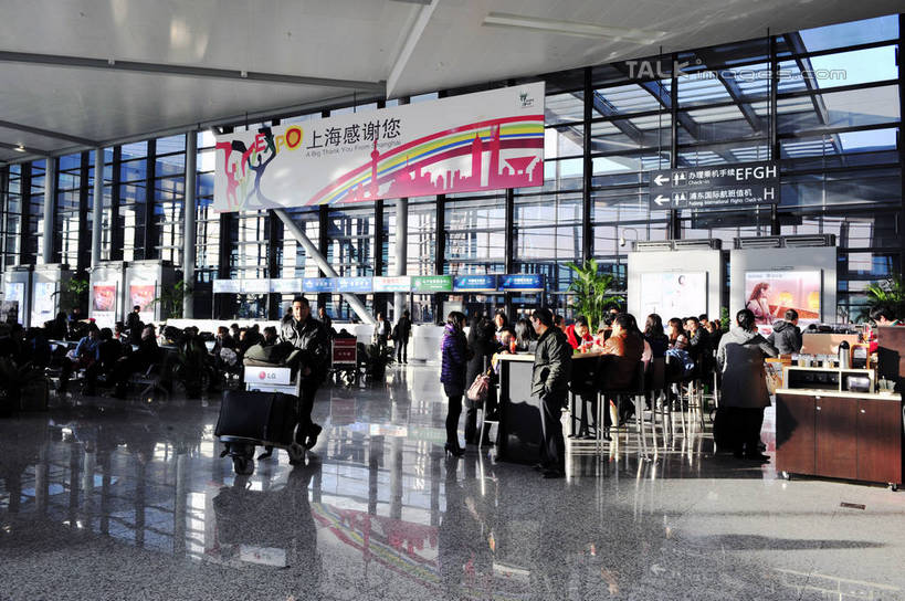 东方人,前台,坐,走,横图,室内,白天,正面,旅游,度假,窗户,桌子,标志建筑,地标,建筑,椅子,上海,中国,亚洲,行人,游客,游人,握,服装,英文,标志,拉杆箱,旅行箱,文字,字符,字母,办公桌,许多人,注视,休闲装,黄种人,娱乐,标识,建设,路人,旅客,玻璃窗,广告,衣服,行李箱,箱子,观察,看,一群人,享受,休闲,休闲服,汉字,服务台,旅游胜地,放松,握着,服饰,观看,出差,英文字母,虹桥机场,申,察看,关注,中文,东亚,长宁区,上海市,中华人民共和国,沪,华东地区,虹桥路,国文,华文,上海虹桥国际机场,过客,男人,男性,年轻男性,年轻女性,女人,女性,亚洲人,步行,走路,坐着,彩图,全身,旅行,帮助台,呼叫台,shlbh1