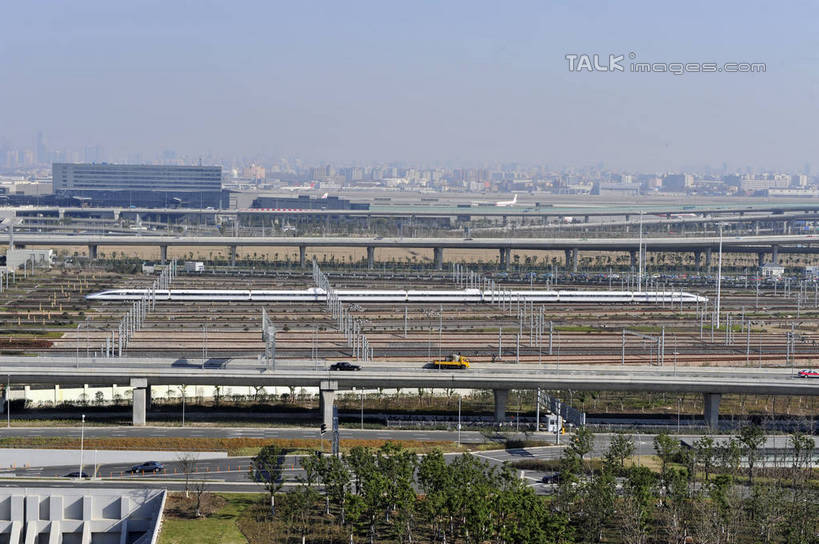 无人,横图,室外,白天,正面,度假,美景,植物,城市风光,城市,道路,路,公路,汽车,阴影,光线,影子,景观,高架,分界线,停车线,交通,娱乐,车,树,树木,蓝色,绿色,蓝天,天空,阳光,自然,交通工具,轿车,天,驾驶,行驶,享受,休闲,景色,放松,生长,晴朗,成长,车行道,车行道分界线,操纵,控制,载具,标线,高架桥,操控,车行线,高架道路,跨线桥,万里无云,把持,晴空,晴空万里,彩图,shlbh1