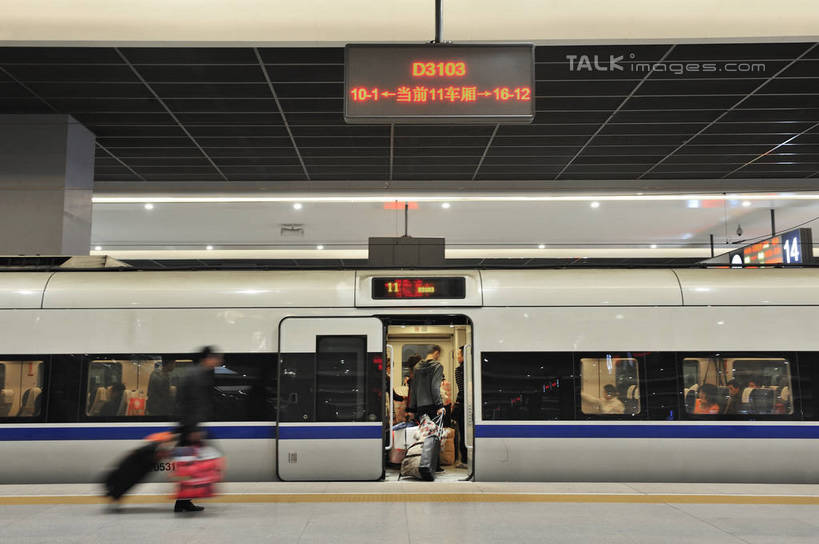 东方人,站,坐,走,拉,横图,室内,白天,正面,旅游,度假,显示器,标志建筑,地标,地铁,建筑,车站,上海,中国,亚洲,行人,游客,游人,朦胧,模糊,拉杆箱,旅行箱,屏幕,站台,轨道交通,许多人,注视,黄种人,娱乐,显示屏,建设,月台,路人,旅客,行李箱,箱子,观察,看,站着,一群人,享受,休闲,旅游胜地,放松,观看,出差,申,察看,关注,输出设备,东亚,长宁区,虹桥枢纽,上海市,中华人民共和国,沪,华东地区,过客,男人,男性,年轻男性,年轻女性,女人,女性,亚洲人,步行,站立,走路,坐着,半身,彩图,旅行,地铁机动车,地下铁,轻轨,虹桥综合交通枢纽,shlbh1