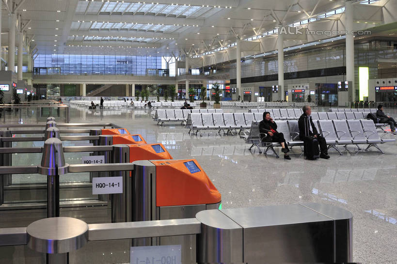 东方人,坐,横图,室内,白天,正面,旅游,度假,标志建筑,地标,建筑,车站,椅子,照明,上海,中国,亚洲,一排,许多,行人,游客,游人,阴影,服装,整齐,并列,并排,光线,包,影子,灯光,站台,很多,许多人,旅行包,注视,休闲装,黄种人,娱乐,建设,顶灯,月台,路人,旅客,灯,排列,衣服,灯具,观察,看,一群人,享受,休闲,休闲服,旅游胜地,放松,服饰,观看,等待,照亮,申,察看,照明设备,队列,关注,平行,东亚,长宁区,虹桥枢纽,上海市,中华人民共和国,沪,华东地区,旅游包,提包,过客,男人,男性,年轻男性,年轻女性,女人,女性,亚洲人,坐着,彩图,全身,虹桥综合交通枢纽,shlbh1