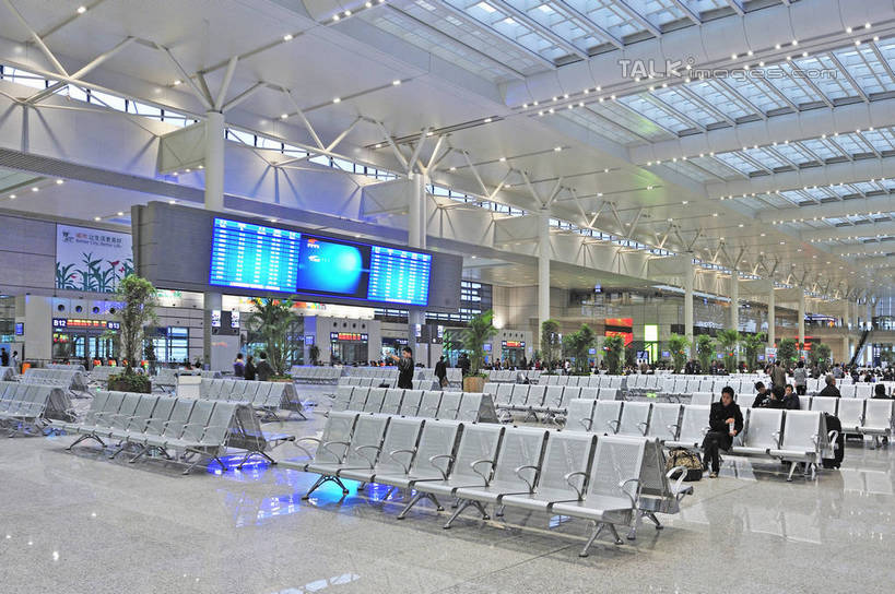 东方人,坐,横图,室内,白天,正面,旅游,度假,显示器,植物,标志建筑,地标,建筑,车站,椅子,照明,上海,中国,亚洲,一排,许多,行人,游客,游人,阴影,服装,整齐,并列,并排,光线,包,盆栽,屏幕,影子,灯光,盆景,站台,很多,许多人,旅行包,注视,休闲装,黄种人,娱乐,显示屏,建设,顶灯,月台,路人,旅客,灯,排列,衣服,绿色,自然,灯具,观察,看,一群人,享受,休闲,休闲服,旅游胜地,放松,服饰,生长,成长,观看,等待,照亮,申,察看,照明设备,队列,关注,平行,输出设备,东亚,长宁区,虹桥枢纽,上海市,中华人民共和国,沪,华东地区,旅游包,提包,过客,男人,男性,年轻男性,年轻女性,女人,女性,亚洲人,坐着,彩图,全身,虹桥综合交通枢纽,shlbh1