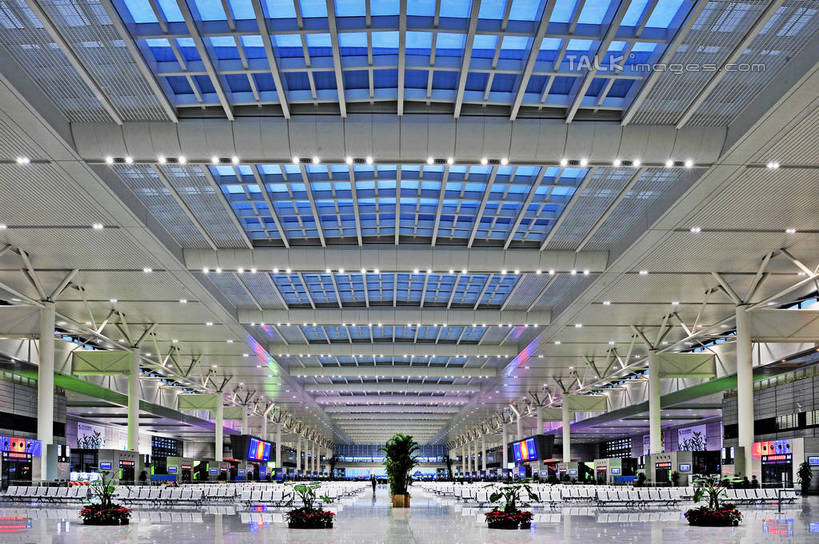 东方人,站,走,横图,室内,白天,正面,旅游,度假,显示器,标志建筑,地标,建筑,椅子,上海,中国,亚洲,一排,许多,行人,游客,游人,服装,整齐,并列,并排,屏幕,很多,许多人,注视,休闲装,黄种人,娱乐,显示屏,建设,路人,旅客,排列,衣服,观察,看,站着,一群人,享受,休闲,休闲服,旅游胜地,放松,服饰,观看,申,察看,队列,关注,平行,输出设备,东亚,长宁区,虹桥枢纽,上海市,中华人民共和国,沪,华东地区,过客,男人,男性,年轻男性,年轻女性,女人,女性,亚洲人,步行,散步,站立,走路,彩图,全身,虹桥综合交通枢纽,shlbh1