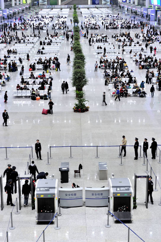 东方人,站,坐,走,竖图,室内,白天,正面,旅游,度假,植物,标志建筑,地标,建筑,椅子,上海,中国,亚洲,一排,许多,行人,游客,游人,阴影,服装,整齐,光线,拉杆箱,旅行箱,盆栽,影子,灯光,盆景,闸机,交通,很多,许多人,注视,休闲装,黄种人,娱乐,建设,自动检票机,路人,旅客,排列,衣服,绿色,自然,行李箱,箱子,观察,看,站着,一群人,享受,休闲,休闲服,旅游胜地,放松,服饰,生长,成长,观看,出差,申,察看,队列,关注,东亚,长宁区,虹桥枢纽,上海市,中华人民共和国,沪,华东地区,检票,检票机,检票设备,过客,男人,男性,年轻男性,年轻女性,女人,女性,亚洲人,步行,散步,站立,走路,坐着,半身,彩图,旅行,虹桥综合交通枢纽,shlbh1