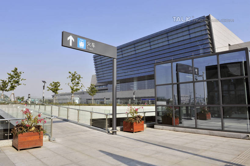 无人,栏杆,火车站,横图,室外,白天,正面,旅游,度假,植物,标志建筑,地标,建筑,上海,中国,亚洲,阴影,光线,盆栽,影子,围栏,盆景,方向,娱乐,建设,护栏,箭头,蓝色,绿色,蓝天,天空,阳光,自然,天,享受,休闲,旅游胜地,放松,生长,晴朗,成长,虹桥火车站,申,指向,东亚,闵行区,上海市,万里无云,中华人民共和国,沪,华东地区,簇,晴空,晴空万里,彩图,铁路车站,铁路站,上海虹桥站,shlbh1