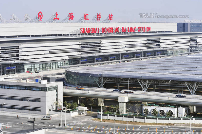 无人,火车站,横图,室外,白天,正面,旅游,度假,标志建筑,道路,地标,建筑,路,公路,上海,中国,亚洲,阴影,光线,英文,标志,文字,影子,字符,字母,分界线,停车线,交通,娱乐,标识,建设,蓝色,蓝天,天空,阳光,天,享受,休闲,汉字,旅游胜地,放松,晴朗,英文字母,车行道,车行道分界线,虹桥火车站,申,中文,标线,东亚,车行线,闵行区,上海市,万里无云,中华人民共和国,沪,华东地区,国文,华文,晴空,晴空万里,马路,彩图,铁路车站,铁路站,上海虹桥站,shlbh1