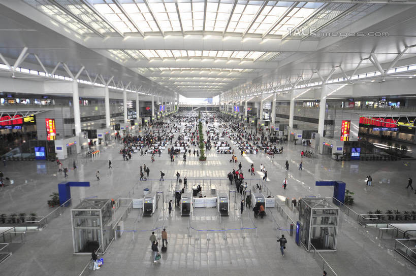 东方人,站,坐,走,横图,室内,白天,正面,旅游,度假,植物,标志建筑,地标,建筑,椅子,上海,中国,亚洲,一排,许多,行人,游客,游人,阴影,服装,整齐,光线,拉杆箱,旅行箱,盆栽,影子,灯光,盆景,闸机,交通,很多,许多人,注视,休闲装,黄种人,娱乐,建设,自动检票机,路人,旅客,排列,衣服,绿色,自然,行李箱,箱子,观察,看,站着,一群人,享受,休闲,休闲服,旅游胜地,放松,服饰,生长,成长,观看,出差,申,察看,队列,关注,东亚,长宁区,虹桥枢纽,上海市,中华人民共和国,沪,华东地区,检票,检票机,检票设备,过客,男人,男性,年轻男性,年轻女性,女人,女性,亚洲人,步行,散步,站立,走路,坐着,半身,彩图,旅行,虹桥综合交通枢纽,shlbh1