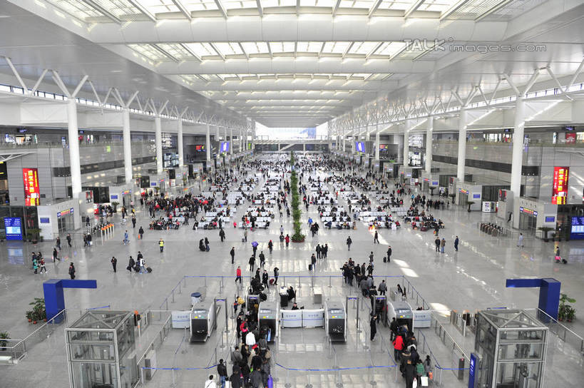 东方人,站,坐,走,横图,室内,白天,正面,旅游,度假,植物,标志建筑,地标,建筑,椅子,上海,中国,亚洲,一排,许多,行人,游客,游人,阴影,服装,整齐,光线,拉杆箱,旅行箱,盆栽,影子,灯光,盆景,闸机,交通,很多,许多人,注视,休闲装,黄种人,娱乐,建设,自动检票机,路人,旅客,排列,衣服,绿色,自然,行李箱,箱子,观察,看,站着,一群人,享受,休闲,休闲服,旅游胜地,放松,服饰,生长,成长,观看,出差,申,察看,队列,关注,东亚,长宁区,虹桥枢纽,上海市,中华人民共和国,沪,华东地区,检票,检票机,检票设备,过客,男人,男性,年轻男性,年轻女性,女人,女性,亚洲人,步行,散步,站立,走路,坐着,半身,彩图,旅行,虹桥综合交通枢纽,shlbh1