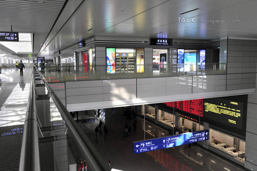 西方人,一个人,栏杆,走,横图,室内,白天,正面,旅游,度假,标志建筑,地标,建筑,车站,上海,欧洲,中国,欧洲人,亚洲,仅一个男性,仅一个人,阴影,服装,光线,影子,围栏,灯光,站台,注视,休闲装,娱乐,建设,护栏,月台,仅一个年轻男性,衣服,观察,看,享受,休闲,休闲服,旅游胜地,放松,服饰,观看,申,察看,关注,东亚,虹桥枢纽,上海市,中华人民共和国,沪,华东地区,男人,男性,年轻男性,白种人,步行,散步,走路,彩图,全身,虹桥综合交通枢纽,shlbh1