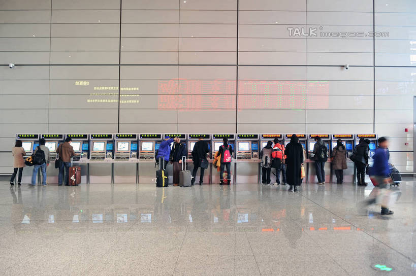 东方人,站,横图,室内,白天,旅游,度假,机器,标志建筑,地标,建筑,车站,上海,中国,亚洲,行人,游客,游人,握,阴影,服装,反射,瓷砖,地砖,拉杆箱,旅行箱,影子,墙,地面,站台,许多人,注视,休闲装,黄种人,娱乐,设备,建设,月台,路人,旅客,墙壁,墙面,背面,衣服,行李箱,箱子,观察,看,站着,一群人,享受,休闲,休闲服,旅游胜地,放松,握着,服饰,观看,出差,申,察看,关注,销售,贩卖,东亚,自动售票机,虹桥枢纽,上海市,中华人民共和国,沪,华东地区,售票机,过客,男人,男性,年轻男性,年轻女性,女人,女性,亚洲人,站立,彩图,全身,旅行,虹桥综合交通枢纽,shlbh1