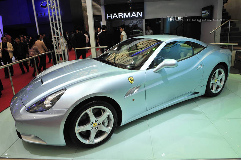 东方人,栏杆,站,走,横图,室内,白天,正面,旅游,度假,标志建筑,地标,建筑,汽车,上海,中国,亚洲,一辆,行人,游客,游人,停靠,服装,围栏,跑车,许多人,注视,休闲装,黄种人,娱乐,建设,浦东,护栏,路人,旅客,车,衣服,交通工具,观察,看,站着,一群人,享受,休闲,休闲服,展示,旅游胜地,放松,服饰,观看,展览,车展,申,察看,关注,停泊,载具,浦东新区,东亚,上海新国际博览中心,法拉利,上海市,龙阳路,中华人民共和国,沪,华东地区,过客,男人,男性,年轻男性,年轻女性,女人,女性,亚洲人,步行,散步,站立,走路,半身,彩图,汽车展览,shlbh1