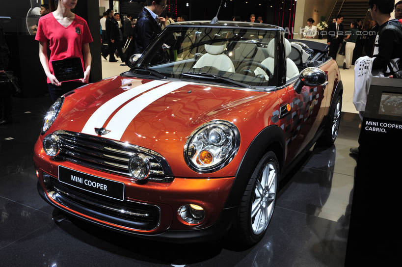 东方人,走,横图,室内,白天,正面,旅游,度假,标志建筑,地标,建筑,汽车,上海,中国,亚洲,一辆,行人,游客,游人,阴影,服装,反射,影子,跑车,许多人,注视,休闲装,黄种人,娱乐,建设,浦东,路人,旅客,车,衣服,红色,交通工具,观察,看,一群人,享受,休闲,休闲服,展示,旅游胜地,放松,服饰,观看,展览,车展,申,察看,关注,载具,记录板,敞篷跑车,浦东新区,东亚,记事板,上海新国际博览中心,迷你车,上海市,龙阳路,中华人民共和国,沪,华东地区,过客,男人,男性,年轻男性,年轻女性,女人,女性,亚洲人,步行,走路,半身,彩图,汽车展览,shlbh1