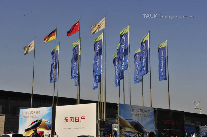 无人,横图,室外,白天,仰视,旅游,度假,标志建筑,地标,建筑,旗帜,上海,中国,亚洲,阴影,飘扬,光线,影子,娱乐,旗子,建设,浦东,蓝色,蓝天,天空,阳光,天,享受,休闲,展示,旅游胜地,放松,晴朗,飘逸,展览,车展,申,飞扬,浦东新区,东亚,上海新国际博览中心,上海市,龙阳路,万里无云,中华人民共和国,沪,华东地区,旌旗,旗号,晴空,晴空万里,彩图,低角度拍摄,汽车展览,shlbh1