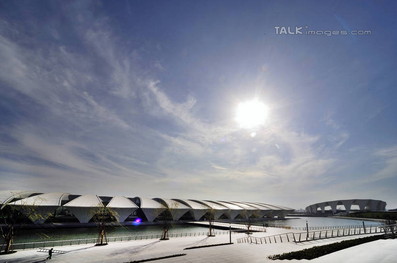 无人,体育馆,栏杆,运动场,横图,室外,白天,仰视,旅游,度假,草地,草坪,太阳,植物,标志建筑,地标,建筑,上海,中国,亚洲,阴影,光线,影子,云,云朵,围栏,云彩,娱乐,建设,体育场,浦东,护栏,草,蓝色,绿色,白云,蓝天,天空,阳光,天,享受,休闲,旅游胜地,放松,晴朗,申,浦东新区,上海东方体育中心,东亚,上海市,中华人民共和国,沪,华东地区,运动馆,晴空,彩图,低角度拍摄,海上皇冠,上海水上竞技中心,shlbh1