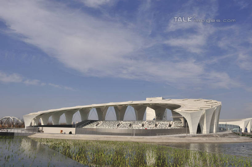 无人,体育馆,栏杆,运动场,横图,室外,白天,正面,旅游,度假,标志建筑,地标,建筑,上海,中国,亚洲,阴影,光线,影子,池塘,水池,云,云朵,围栏,云彩,娱乐,建设,体育场,浦东,护栏,蓝色,白云,蓝天,天空,阳光,天,享受,休闲,旅游胜地,放松,晴朗,申,浦东新区,上海东方体育中心,东亚,上海市,中华人民共和国,沪,华东地区,运动馆,晴空,彩图,海上皇冠,上海水上竞技中心,shlbh1