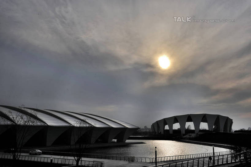 无人,体育馆,栏杆,运动场,横图,室外,白天,正面,旅游,度假,河流,水,太阳,标志建筑,道路,地标,建筑,路,上海,中国,亚洲,阴影,光线,影子,河水,水流,云,云朵,围栏,小路,交通,云彩,娱乐,建设,体育场,浦东,护栏,蓝色,白云,蓝天,天空,阳光,天,享受,休闲,旅游胜地,放松,晴朗,申,浦东新区,上海东方体育中心,东亚,上海市,中华人民共和国,沪,华东地区,运动馆,晴空,彩图,海上皇冠,上海水上竞技中心,shlbh1