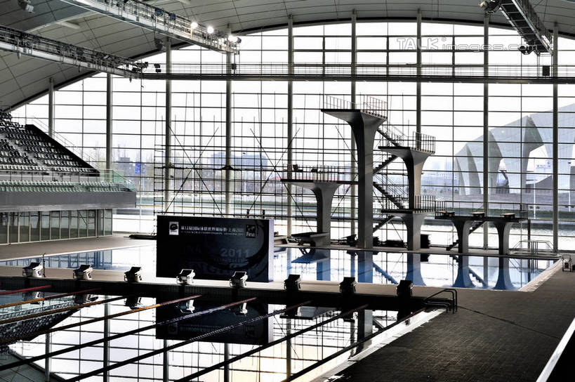 无人,体育馆,游泳池,横图,室内,白天,正面,旅游,度假,水,窗户,落地窗,标志建筑,地标,建筑,上海,中国,亚洲,水池,水面,看台,分界线,娱乐,运动器械,建设,泳池,浦东,玻璃窗,座位,享受,休闲,健身器械,旅游胜地,放松,申,游泳馆,跳板,健身器材,泳道线,分道线,浦东新区,上海东方体育中心,东亚,上海市,中华人民共和国,沪,华东地区,坐位,泳池分割线,彩图,海上皇冠,上海水上竞技中心,助跳板,运动器材,shlbh1