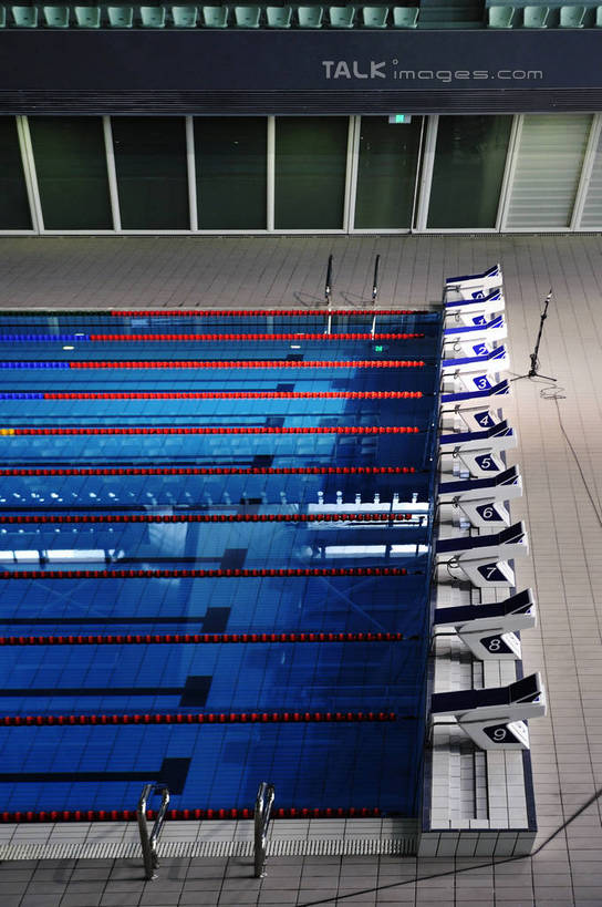 无人,体育馆,游泳池,竖图,俯视,室内,白天,旅游,度假,水,窗户,落地窗,标志建筑,地标,建筑,上海,中国,亚洲,水池,水面,分界线,娱乐,建设,泳池,浦东,玻璃窗,享受,休闲,旅游胜地,放松,申,游泳馆,泳道线,分道线,浦东新区,上海东方体育中心,东亚,上海市,中华人民共和国,沪,华东地区,泳池分割线,彩图,高角度拍摄,海上皇冠,上海水上竞技中心,shlbh1