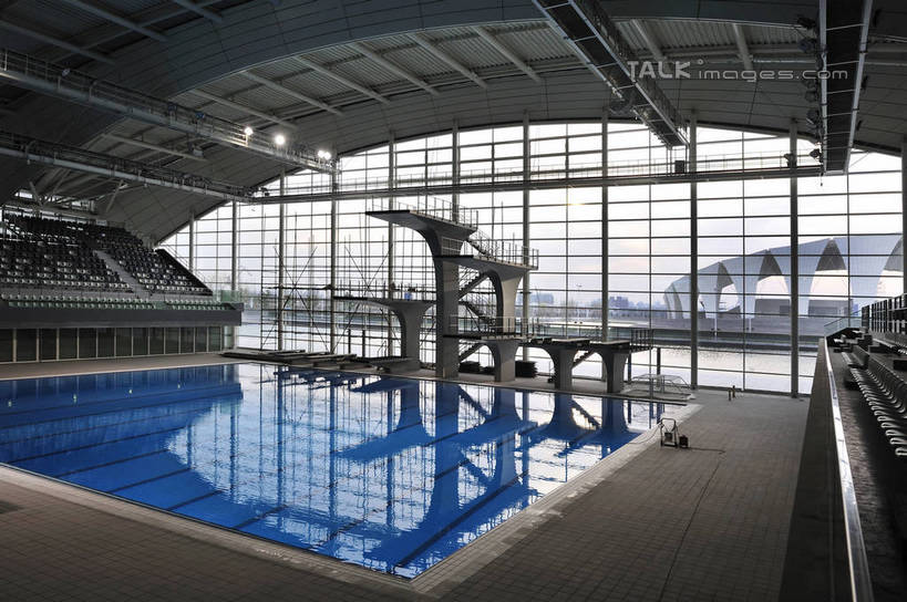 无人,体育馆,游泳池,横图,室内,白天,正面,旅游,度假,水,窗户,落地窗,标志建筑,地标,建筑,上海,中国,亚洲,水池,水面,看台,分界线,娱乐,运动器械,建设,泳池,浦东,玻璃窗,座位,享受,休闲,健身器械,旅游胜地,放松,申,游泳馆,跳板,健身器材,泳道线,分道线,浦东新区,上海东方体育中心,东亚,上海市,中华人民共和国,沪,华东地区,坐位,泳池分割线,彩图,海上皇冠,上海水上竞技中心,助跳板,运动器材,shlbh1