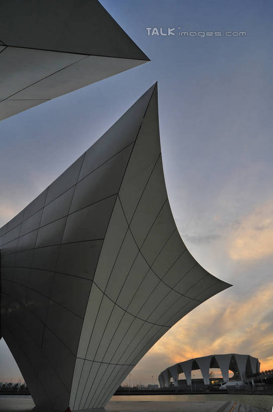 无人,体育馆,运动场,竖图,室外,白天,仰视,旅游,度假,河流,日落,水,标志建筑,地标,建筑,上海,中国,亚洲,波纹,河水,水流,晚霞,霞光,落日,涟漪,娱乐,建设,体育场,浦东,水纹,黄昏,波浪,享受,休闲,旅游胜地,彩霞,放松,申,浦东新区,上海东方体育中心,东亚,上海市,中华人民共和国,沪,华东地区,水晕,运动馆,夕照,薄暮,夕阳,彩图,低角度拍摄,傍晚,海上皇冠,上海水上竞技中心,斜阳,shlbh1