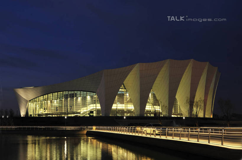 无人,体育馆,栏杆,运动场,横图,室外,夜晚,正面,旅游,度假,河流,水,标志建筑,地标,建筑,路灯,照明,上海,中国,亚洲,阴影,光线,影子,河水,水流,围栏,灯光,娱乐,建设,体育场,浦东,护栏,灯,倒影,享受,休闲,旅游胜地,放松,照亮,申,倒映,照明设备,浦东新区,上海东方体育中心,东亚,上海市,中华人民共和国,沪,华东地区,运动馆,反照,彩图,海上皇冠,上海水上竞技中心,shlbh1