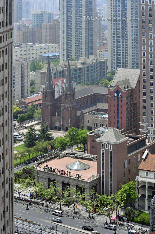 无人,家,高楼大厦,教堂,竖图,俯视,航拍,室外,白天,度假,美景,植物,城市风光,城市,大厦,道路,建筑,路,摩天大楼,公路,汽车,上海,中国,亚洲,阴影,节日,光线,影子,房屋,屋子,景观,公寓,建筑群,交通,文化,娱乐,建设,洋房,楼房,住宅,车,树,树木,绿色,阳光,自然,交通工具,轿车,祈祷,享受,休闲,健康,景色,放松,许愿,宗教,信仰,生长,成长,纪念,祈求,申,基督教,鸟瞰,天主教,载具,信念,东亚,徐家汇天主堂,徐汇区,上海市,中华人民共和国,沪,华东地区,平安,马路,彩图,高角度拍摄,房子,大教堂,大楼,高层建筑,高楼,礼拜堂,摩天楼,圣依纳爵堂,圣依纳爵主教座堂,徐家汇大教堂,shlbh1