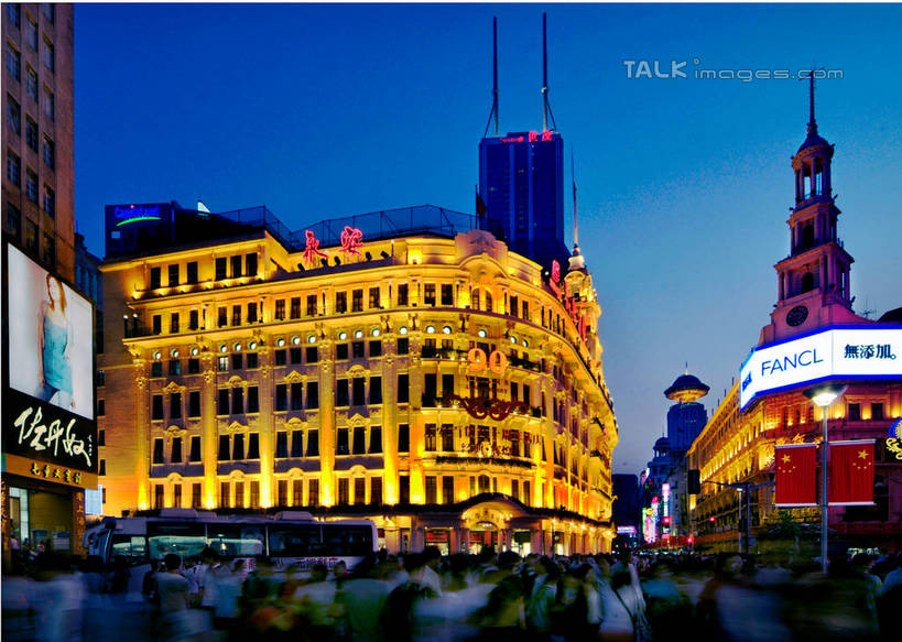 东方人,商店,站,走,横图,室外,夜晚,正面,购物,旅游,度假,消费,标志建筑,超市,地标,建筑,商场,上海,中国,亚洲,行人,游客,游人,阴影,服装,光线,影子,灯光,许多人,注视,休闲装,黄种人,娱乐,建设,路人,旅客,衣服,南京路,观察,看,站着,一群人,享受,休闲,休闲服,旅游胜地,放松,金融,百货,服饰,永安百货,南京路步行街,观看,申,察看,关注,选购,贸易,百货公司,黄浦区,东亚,上海市,中华人民共和国,沪,华东地区,血拼,过客,男人,男性,年轻男性,年轻女性,女人,女性,亚洲人,步行,散步,站立,走路,半身,彩图,购物商场,购物中心,商业中心,永安,shlbh1