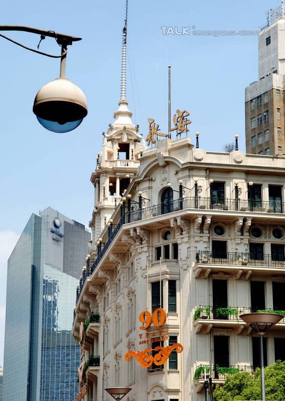 无人,商店,竖图,室外,白天,仰视,购物,旅游,度假,消费,植物,标志建筑,超市,地标,建筑,路灯,商场,照明,上海,中国,亚洲,阴影,光线,影子,灯光,娱乐,建设,灯,树,树木,蓝色,绿色,蓝天,天空,阳光,自然,南京路,天,享受,休闲,旅游胜地,放松,金融,百货,永安百货,南京路步行街,生长,晴朗,成长,照亮,申,照明设备,选购,贸易,百货公司,黄浦区,东亚,上海市,万里无云,中华人民共和国,沪,华东地区,血拼,晴空,晴空万里,彩图,低角度拍摄,购物商场,购物中心,商业中心,永安,shlbh1