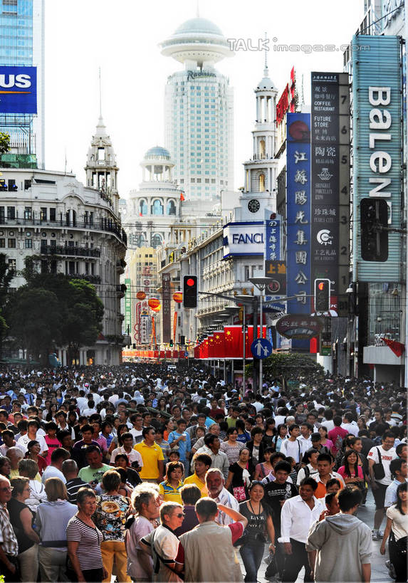 东方人,商店,站,走,竖图,室外,白天,购物,旅游,度假,安全,消费,植物,标志建筑,超市,地标,建筑,商场,上海,中国,亚洲,行人,游客,游人,阴影,服装,光线,影子,红绿灯,信号灯,交通,许多人,注视,休闲装,黄种人,娱乐,建设,路人,旅客,树,树木,背面,衣服,绿色,天空,阳光,自然,药店,南京路,天,观察,看,站着,一群人,享受,休闲,休闲服,旅游胜地,放松,警示,金融,百货,服饰,南京路步行街,生长,成长,观看,申,察看,关注,提示,流通,选购,贸易,百货公司,黄浦区,东亚,上海市第一医药商店,上海市,交通信号灯,行人信号灯,中华人民共和国,沪,华东地区,血拼,过客,男人,男性,年轻男性,年轻女性,女人,女性,亚洲人,步行,散步,站立,走路,半身,彩图,购物商场,购物中心,商业中心,shlbh1
