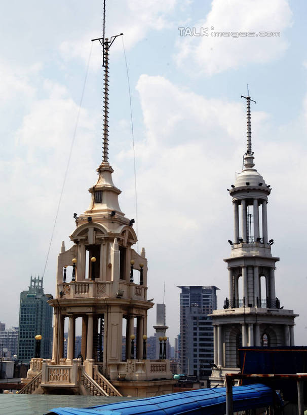 无人,高楼大厦,栏杆,竖图,室外,白天,正面,旅游,度假,标志建筑,大厦,地标,建筑,摩天大楼,上海,中国,亚洲,阴影,光线,影子,柱子,云,云朵,围栏,云彩,娱乐,建设,护栏,蓝色,白云,蓝天,天空,阳光,南京路,天,享受,休闲,旅游胜地,放松,南京路步行街,晴朗,申,黄浦区,东亚,东亚饭店,上海市,中华人民共和国,沪,华东地区,晴空,彩图,大楼,高层建筑,高楼,摩天楼,shlbh1