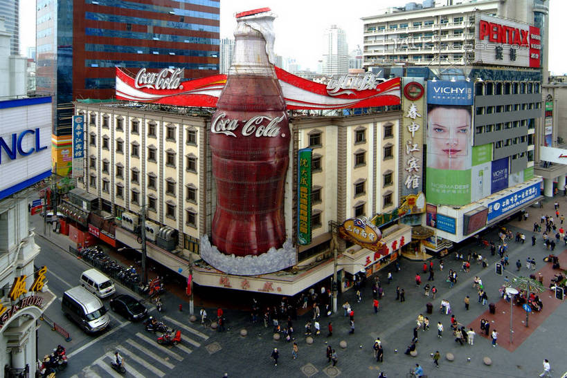 东方人,宾馆,高楼大厦,走,横图,俯视,室外,白天,旅游,度假,标志建筑,大厦,道路,地标,建筑,路,摩天大楼,人行横道,公路,上海,中国,亚洲,行人,游客,游人,阴影,服装,光线,英文,标志,文字,影子,字符,字母,人行道,交通,饮品,许多人,注视,休闲装,黄种人,娱乐,标识,建设,可乐,路人,旅客,玻璃制品,饮料,衣服,天空,阳光,玻璃瓶,瓶子,南京路,碳酸饮料,天,观察,看,一群人,享受,休闲,休闲服,旅游胜地,放松,服饰,南京路步行街,观看,英文字母,申,察看,关注,可口,人行横道线,黄浦区,东亚,上海市,中华人民共和国,沪,华东地区,适口,过客,男人,男性,年轻男性,年轻女性,女人,女性,亚洲人,斑马线,马路,步行,散步,走路,半身,彩图,高角度拍摄,大楼,高层建筑,高楼,客店,客栈,旅店,旅馆,旅舍,摩天楼,上海春申江宾馆,shlbh1