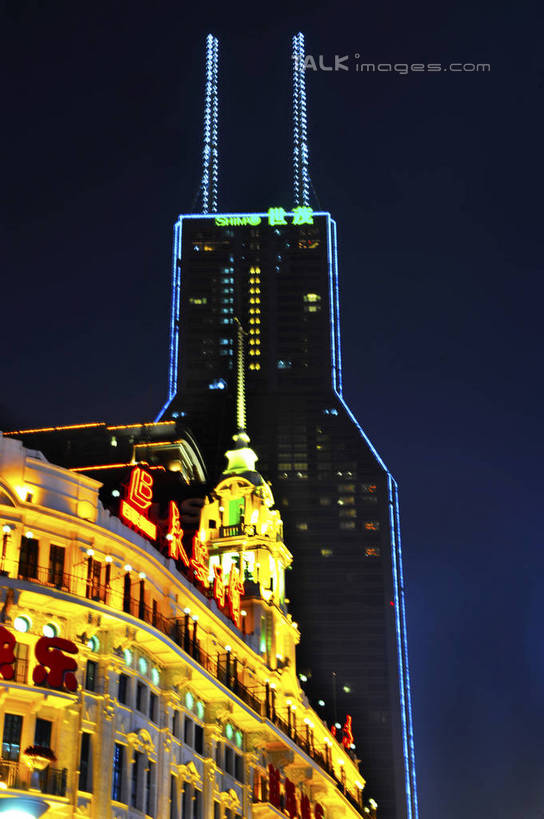 无人,商店,竖图,室外,夜晚,仰视,购物,旅游,度假,消费,窗户,标志建筑,超市,地标,建筑,商场,夜景,上海,中国,亚洲,阴影,光线,影子,灯光,娱乐,建设,玻璃窗,南京路,享受,休闲,旅游胜地,放松,金融,百货,永安百货,南京路步行街,申,选购,贸易,百货公司,黄浦区,东亚,上海市,中华人民共和国,沪,华东地区,血拼,彩图,低角度拍摄,购物商场,购物中心,商业中心,永安,shlbh1